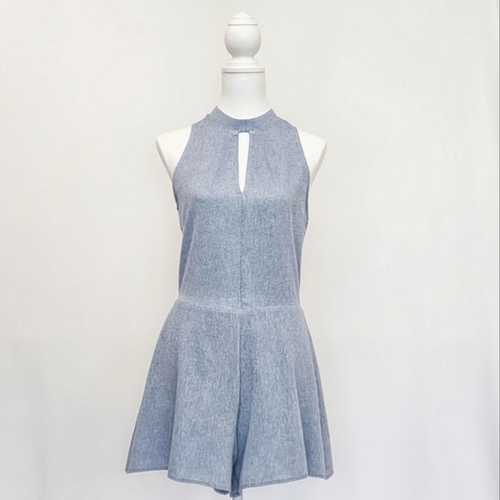 Everly Sleeveless Keyhole Romper Size Medium Light Blue 3.5" Inseam